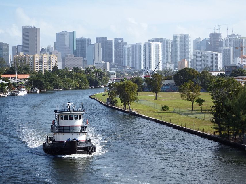 Vista parcial del r&iacute;o Miami y el centro de la ciudad cabecera del condado Miami-Dade.