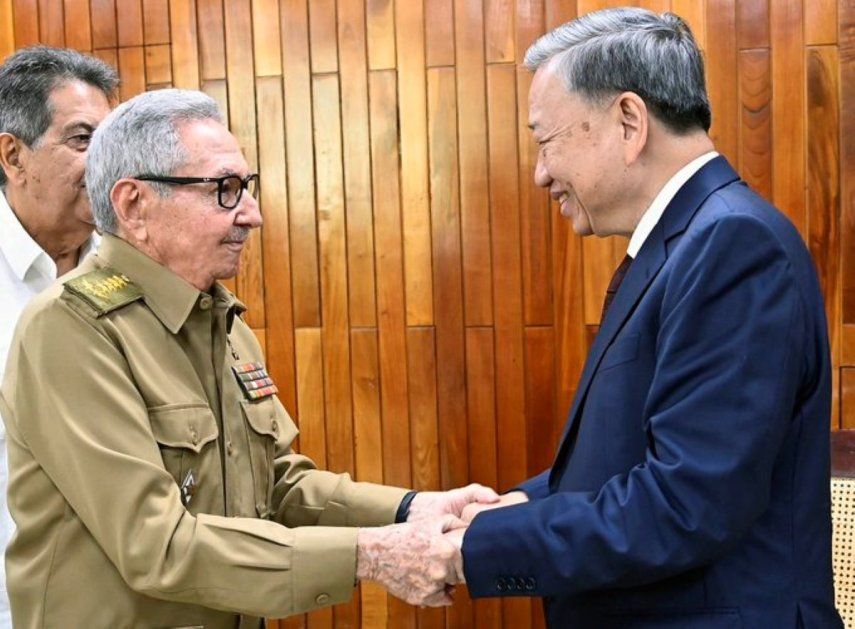 Raúl Castro Ruz junto al secretario general del Partido Comunista de Vietnam, To Lam.