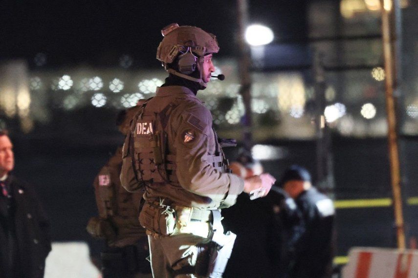 Funcionarios de las fuerzas del orden estadounidenses esperan la llegada del dictador venezolano, Nicolás Maduro, y su esposa, Cilia Flores, al helipuerto West Side el 3 de enero de 2026 en la ciudad de Nueva York.&nbsp; &nbsp;