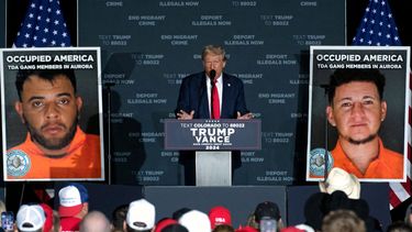 El expresidente de los Estados Unidos y candidato presidencial republicano Donald Trump habla durante un mitin de campaña en el Gaylord Rockies Resort & Convention Center en Aurora, Colorado, el 11 de octubre de 2024, donde habló sobre sus planes para combatir a pandilleros. &nbsp;