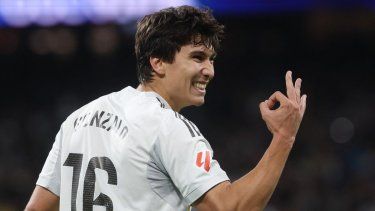 El delantero español #16 del Real Madrid, Gonzalo García, celebra el cuarto gol de su equipo durante el partido de la Liga española entre el Real Madrid CF y el Real Betis en el Estadio Santiago Bernabéu en Madrid el 4 de enero de 2026.&nbsp;