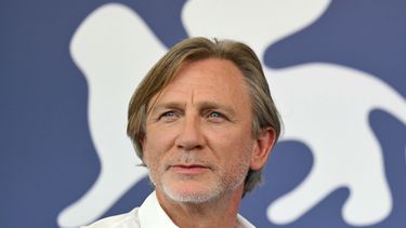 El actor Daniel Craig asiste al photocall de la película Queer presentada en competición durante el 81º Festival Internacional de Cine de Venecia en el Lido de Venecia, el 2 de septiembre de 2024.