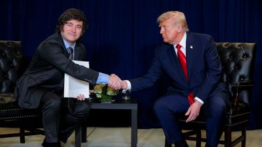 El presidente de Estados Unidos Donald J. Trump estrecha la mano de su homólogo argentino Javier Milei.