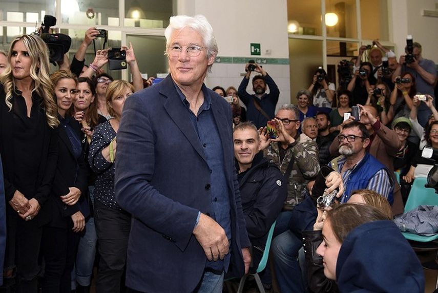 Gere sostuvo que es importante que la gente encuentre una comunidad que le haga sentir en casa y elogió la labor de la Comunidad de San Egidio por hacer esto posible. (EFE)