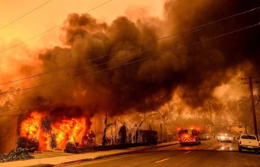 Un edificio de apartamentos arde durante el incendio de Eaton en el área de Altadena del condado de Los Ángeles, California, el 8 de enero de 2025.    