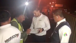 Momentos en que Migración Colombia hacía entrega al SAIME, en el Puente Internacional Simón Bolívar, de los tres ciudadanos venezolanos que robaron una camioneta en Bogotá y de uno más que protagonizó actos de vandalismo en el campamento El Camino de la capital de la República.