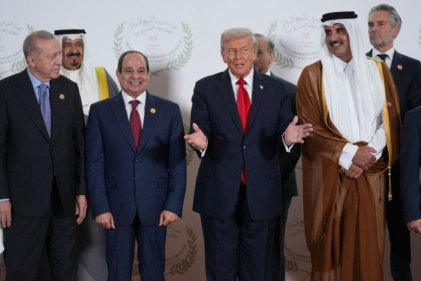 El presidente turco Recep Tayyip Erdogan, el presidente egipcio Abdel Fattah al-Sisi, el presidente de EEUU, Donald Trump, y el Emir de Catar, Cheikh Tamim ben Hamad al-Thani, junto con otros líderes, posan para una foto en la cumbre de Gaza en Sharm El-Sheikh el 13 de octubre de 2025.