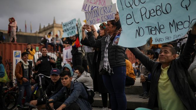 Manifestantes antigubernamentales protestan en la Plaza de Bol&iacute;var en Bogot&aacute;, Colombia, el domingo 24 de noviembre de 2019