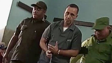 El preso político Ernesto Borges hace unos años durante una salida controlada para asistir al funeral de su madre.&nbsp;