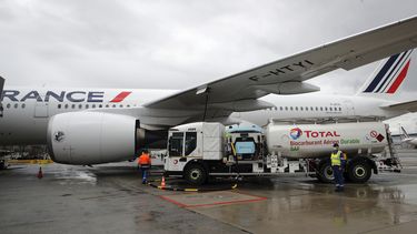 Trabajadores reabastecen de combustible un Airbus A350 en el aeropuerto de Roissy, al norte de París, el martes 18 de mayo de 2021.&nbsp;