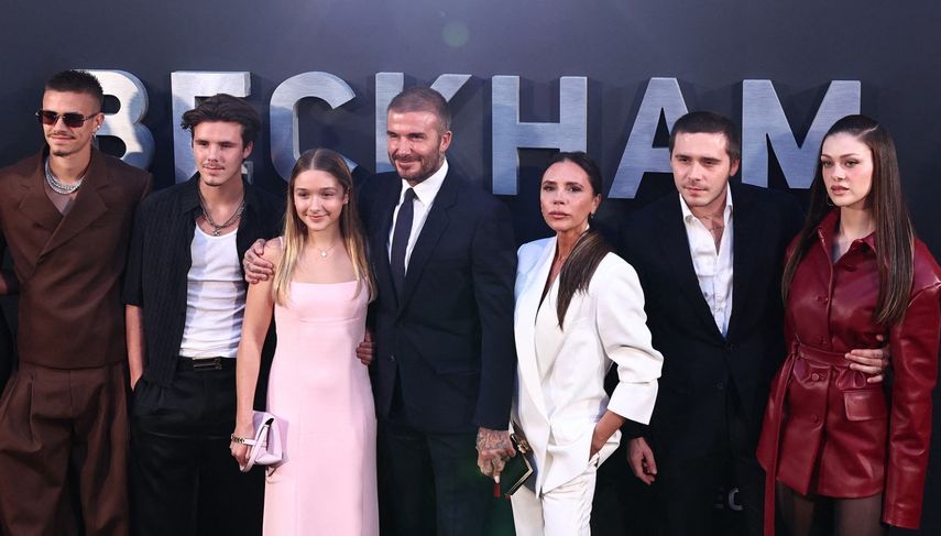 El exfutbolista inglés David Beckham y su esposa Victoria Beckham&nbsp;posan en la alfombra roja con sus hijos Romeo Beckham, Cruz Beckham, Harper Beckham, Brooklyn Beckham y su esposa Nicola Peltz Beckham, en el estreno de Beckham en Londres el 3 de octubre de 2023.