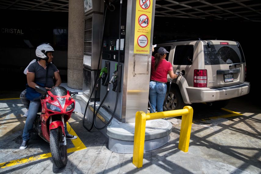 Maduro ha dicho que quienes no posean el llamado carnet de la patria deberán pagar la gasolina a precio internacional, el cual será establecido en el transcurso de septiembre a octubre, ya cuando esté aprobado el sistema.