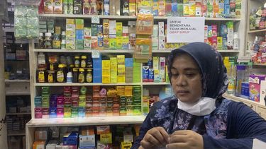 Una empleada espera clientes en una farmacia en Yakarta, Indonesia, el martes 1 de noviembre de 2022.&nbsp;