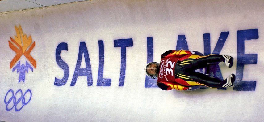 En esta foto del 9 de febrero de 2022, el alemán Georg Hackl compite en el luge de los Juegos Olímpicos de Invierno en Salt Lake City.
