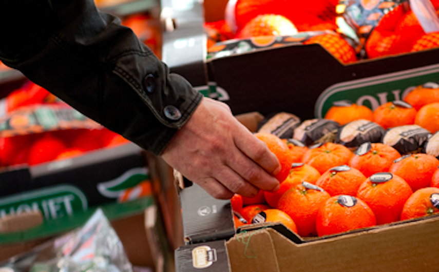 Con el fin de evitar basura adicional, es mejor comprar verduras y frutas sin empaquetar.
