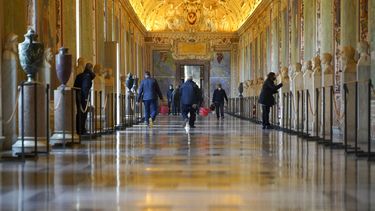 Trabajadores caminan por un pasillo de los Museos Vaticanos antes de la apertura, en el Vaticano, el lunes 1 de febrero de 2021.