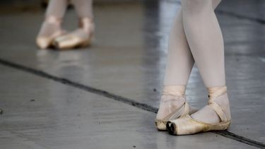 Detalle de los pies de una estudiante durante una clase en la&nbsp;Escuela&nbsp;Nacional&nbsp;de&nbsp;Ballet.