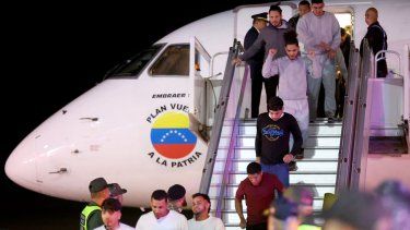 Migrantes venezolanos deportados de EEUU llegan al aeropuerto internacional Simón Bolívar en Maiquetía, Venezuela, el 10 de febrero de 2025.