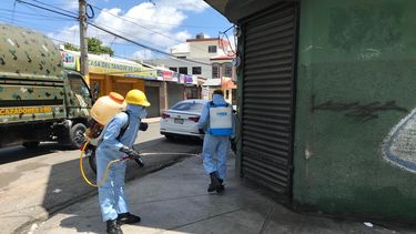 Miembros del Ej&eacute;rcito de Rep&uacute;blica Dominicana fumigan varias zonas de San Francisco de Macor&iacute;s.