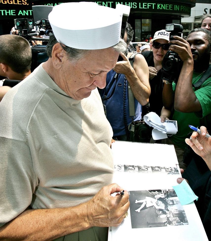 Vestidos como marineros y enfermeras, parejas de todas las edades recrearon así la famosa foto del beso del marino Gleen Edward McDuffie y la enfermera Edith Shain al conocer el fin del conflicto. (EFE)