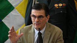 &nbsp;El presidente de Bolivia, Rodrigo Paz Pereira, habla al anunciar nuevas medidas económicas el 25 de noviembre de 2025 en la Casa Grande del Pueblo en La Paz. El nuevo gobierno de Bolivia, liderado por el centroderechista Rodrigo Paz, anunció el martes que propondrá al Congreso una reducción del 30% del gasto fiscal y la eliminación de impuestos como medidas iniciales para estabilizar el país, sumido en su peor crisis económica en cuatro décadas.