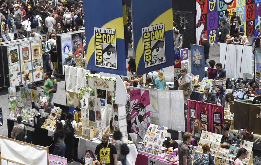 Asistentes a la Comic-Con caminan por el piso de centro de convenciones durante una noche de adelantos en la Comic-Con International el 17 de julio de 2019 en San Diego, California.&nbsp;