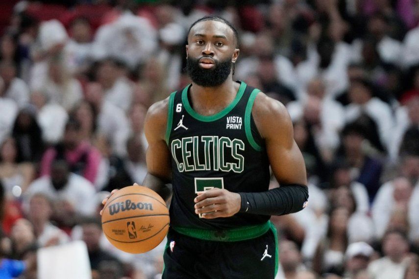 El jugador de los Celtics de Boston, Jaylen Brown, maneja el balón durante el tercer juego de las Finales de la Conferencia Este contra el Heat de Miami.