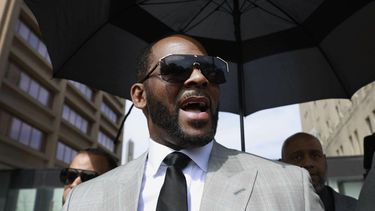 El músico R. Kelly sale de la corte penal de Leighton en Chicago el 6 de junio de 2019. El juicio federal de Kelly comienza el lunes en Chicago.