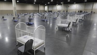 En esta imagen de archivo del lunes 6 de abril de 2020, cunas y sillas colocadas en el Mountain America Expo Center en Sandy, Utah, como centro de atención alternativo ante el desbordamiento de los hospitales por la pandemia del COVID-19. La tasa de natalidad de Estados Unidos cayó 4% el año pasado, el mayor descenso en un año en casi 50 años.&nbsp;