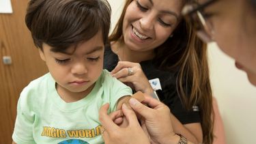 Un niño con el rostro serio tras recibir una vacuna.