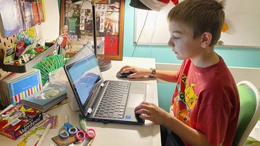 La foto del 9 de abril de 2020 distribuida por Kara Illig muestra a su hijo E&middot;li Illig, de 10 a&ntilde;os, en su computadora en Ebensburg, Pennsylvania, EEUU.&nbsp;