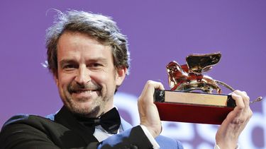 El director venezolano Lorenzo Vigas recibe el León de Oro, el máximo premio del Festival de Cine de Venecia, por la película Desde allá, el 12 de septiembre de 2015 en Venecia, Italia. Vigas regresa este año a Venecia con la película La caja.&nbsp;