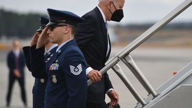 El presidente Joe Biden aborda el Air Force One.