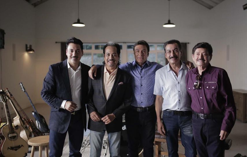 En esta imagen difundida por Prime Video, de izquierda a derecha, Luis Hernández, Hernán Hernández, Jorge Hernández, Eduardo Hernández y Oscar Lara, de Los Tigres del Norte, durante la filmación del documental Los Tigres del Norte: Historias que contar, estrenado el viernes 17 de junio en Amazon Prime Video.