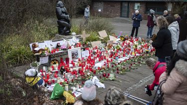 Una mujer prende veladores en la entrada principal de un zool&oacute;gico en Krefeld, Alemania, el jueves 2 de enero de 2020.&nbsp;