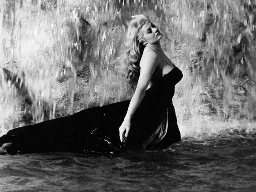 Imagen de la escena en la que Anita se baña en la Fontana de Treve en La dolce vita, de Fellini. (CORTESIA)