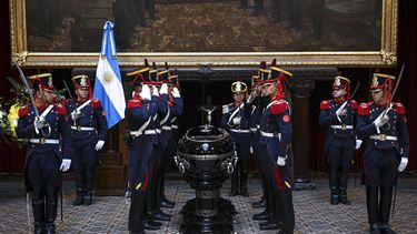 Guardias de honor hacen un saludo ante el ataúd que contiene los restos del expresidente argentino, Fernando de la Rúa, durante la capilla ardiente instalada en la sede del Congreso.