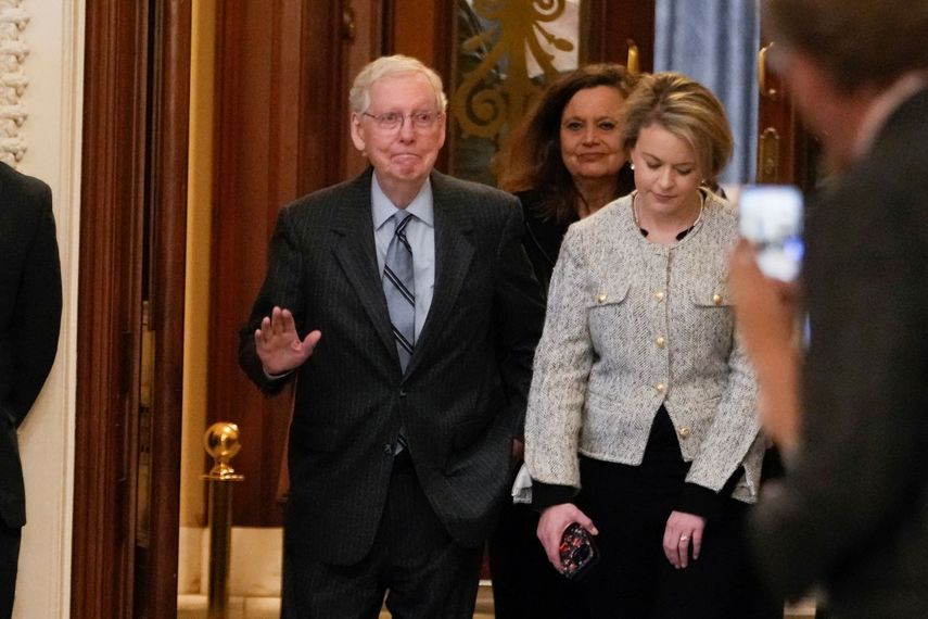 El senador Mitch McConnell, republicano de Kentucky, sale de la cámara del Senado, el miércoles 28 de febrero de 2024 en el Capitolio, en Washington.&nbsp;