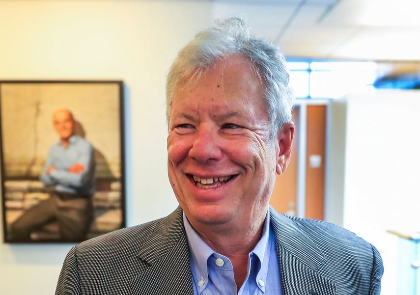 El estadounidense Richard H. Thaler posa en su despacho de la Universidad de Chicago en Illinois, Estados Unidos, este 9 de octubre de 2017.
