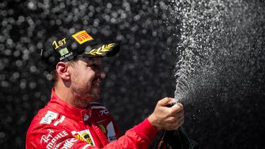 El piloto alemán Sebastian Vettel, de la escudería Ferrari, celebra su quinta victoria de la temporada. 