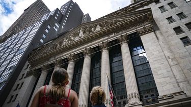 Dos mujeres observan la fachada de la Bolsa de Valores de Nueva York. &nbsp;