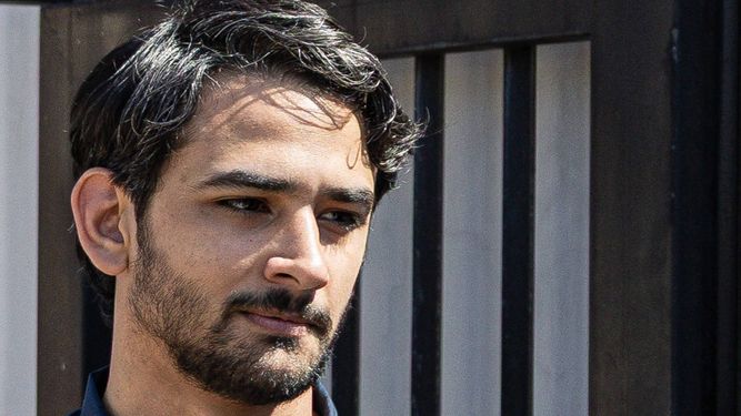El hijo de Juan Pablo Guanipa, Ramón, habla con la prensa a las afueras de la casa donde su padre cumple arresto domiciliario