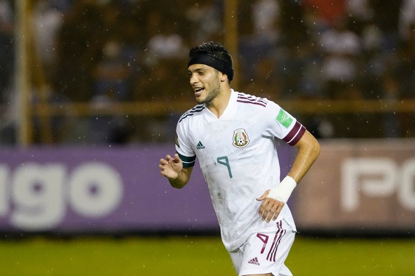 El delantero Raúl Jiménez celebra el gol anotado por México