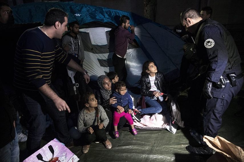 La Policía francesa desaloja a refugiados sirios de un campamento en un parque junto a la iglesia de Saint Ouen en París, Francia, el 13 de septiembre pasado. (EFE)