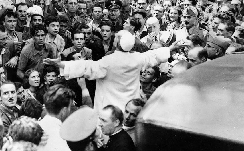 Papa Pío XII saluda a una multitud de romanos, el 15 de octubre de 1943.