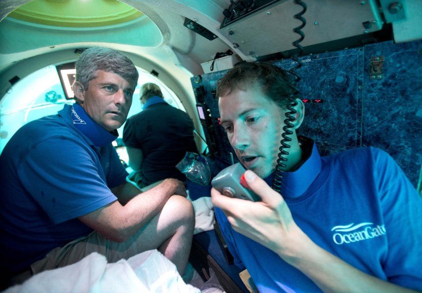 El piloto Randy Holt (d) y Stockton Rush (i), CEO y cofundador de OceanGate, en un sumergible cerca de Fort Lauderdale, Florida, el 28 de junio de 2013.&nbsp;