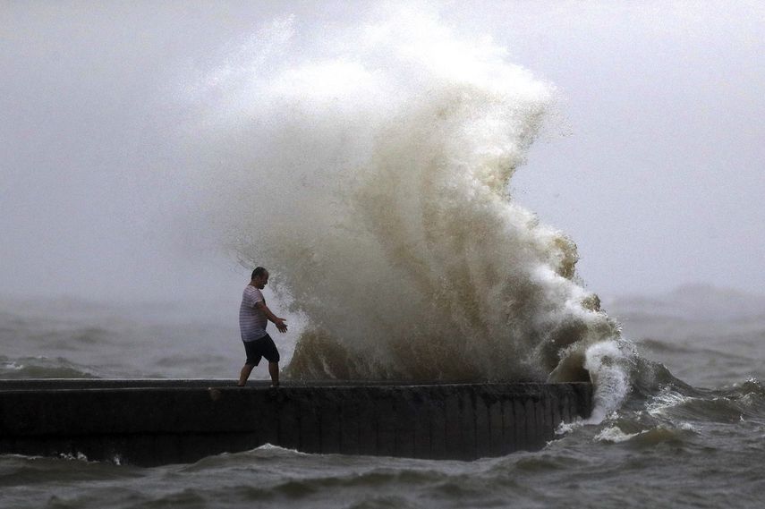 Una ola azota un muelle cerca de la Bah&iacute;a Orleans en Lake Pontchartrain en Nueva Orleans, el domingo 7 de junio de 2020, durante la llegada de la tormenta tropical Crist&oacute;bal a las costas de Luisiana.&nbsp;