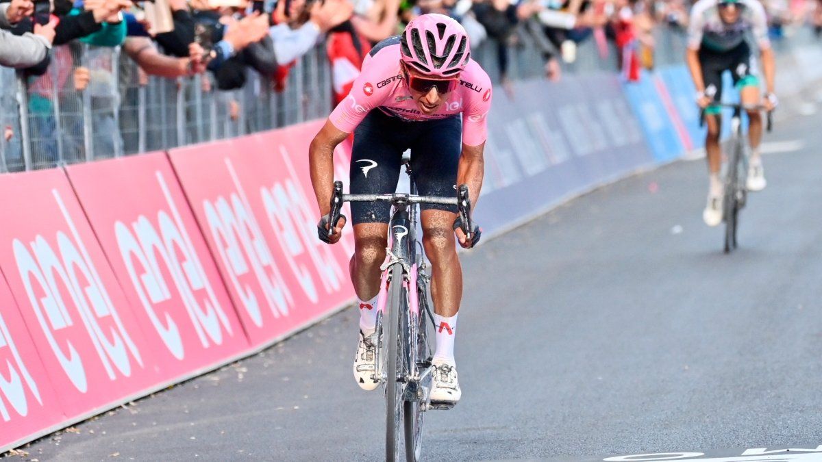 Colombiano Egan Bernal aumenta ventaja como líder del Giro