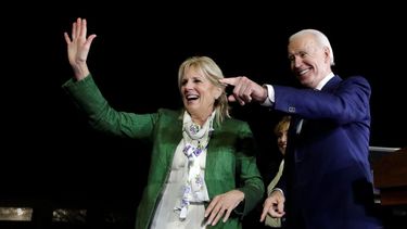 El presidente electo Joe Biden junto a su esposa, Jill, el 3 de marzo de 2020 en Los Ángeles.&nbsp;