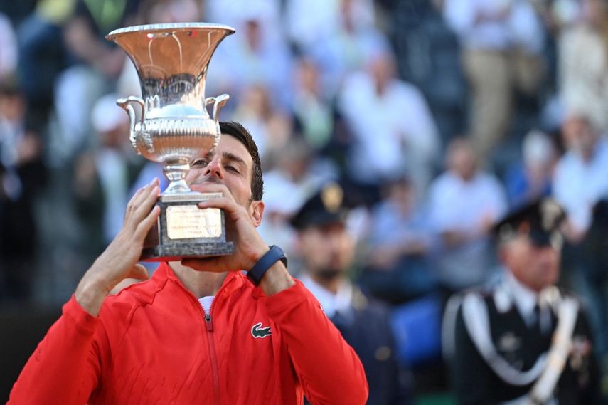El serbio Novak Djokovic sostiene el trofeo del ganador después de ganar el partido final del torneo de tenis ATP Masculino DEL Abierto de Roma contra el griego Stefanos Tsitsipas el 15 de mayo de 2022 en el Foro Itálico de Roma.